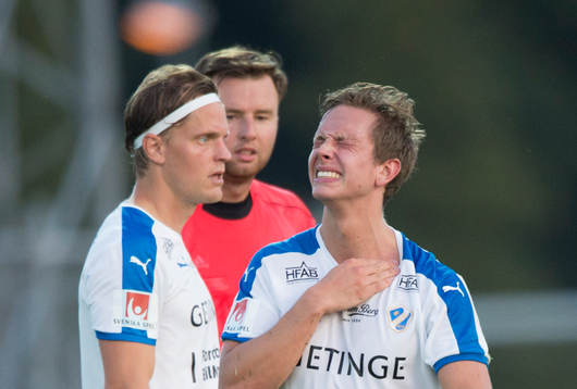 Halmstads Simon Silverholt skadad i matchen i Svenska Cupen