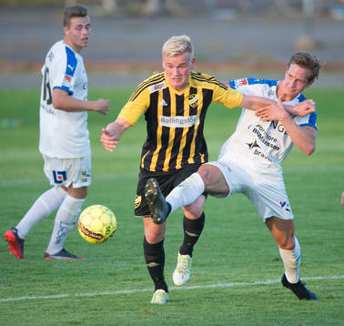 IFK Hässleholms Linus Svensson och Halmstads Simon