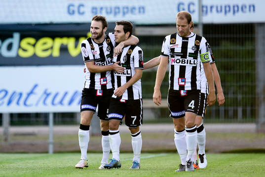 Landskronas Alexander Tkacz jublar med lagkamraterna