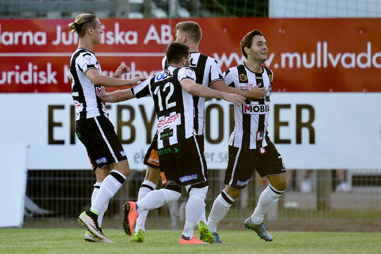 Landskronas Alexander Tkacz jublar med lagkamraterna