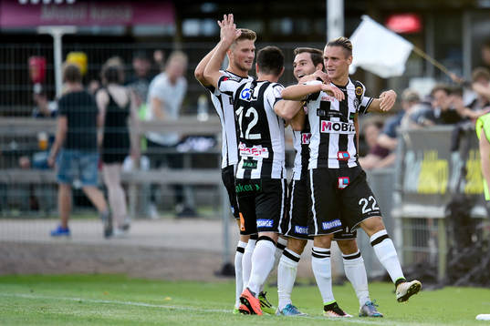 Landskronas Jonathan Levi jublar med lagkamraterna