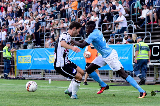 Malmö FFs Pa Konate och Landskronas Alexander Tkacz