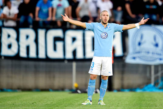 Malmö FFs Anton Tinnerholm slår ut med armarna i