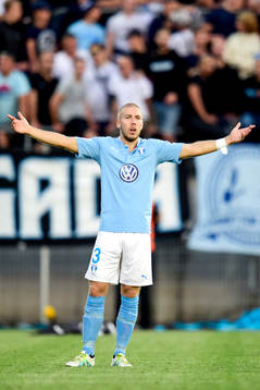 Malmö FFs Anton Tinnerholm slår ut med armarna i