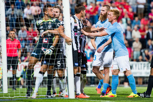 Landskronas målvakt Amr Kaddoura blir irriterad och hålls