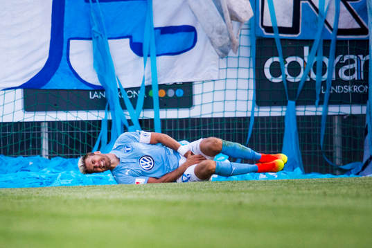 Malmö FFs Rasmus Bengtsson gestikulerar