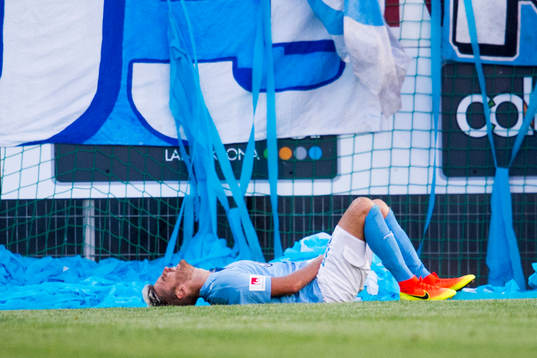 Malmö FFs Rasmus Bengtsson blir liggande och tar sig för