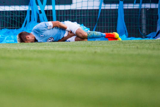 Malmö FFs Rasmus Bengtsson blir liggande och tar sig för