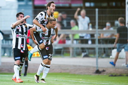 Landskronas Jonathan Levi jublar med Alexander Tkacz och