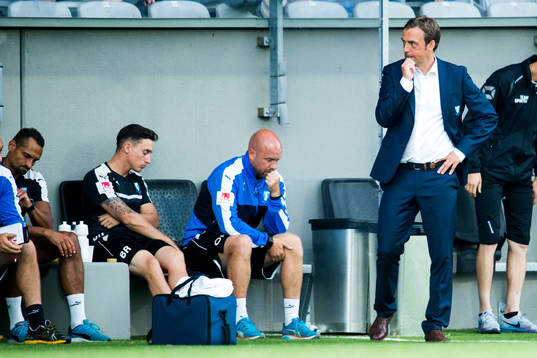 Malmö FFs tränare Allan Kuhn deppar med bänken