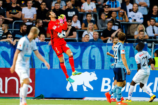 Djurgårdens målvakt Andreas Isaksson har inte kontroll