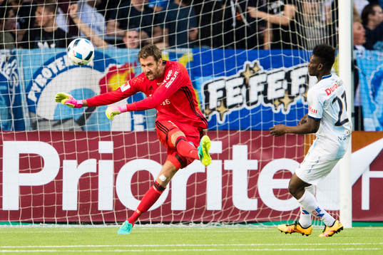 Djurgårdens målvakt Andreas Isaksson med en utspark
