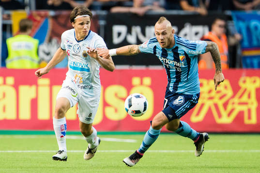 Gefles Simon Skrabb i kamp om bollen med Djurgårdens