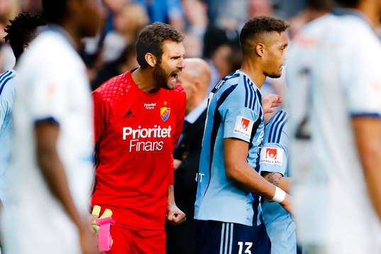 Djurgårdens målvakt Andreas Isaksson jublar