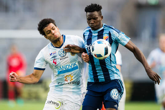 Gefles Joshua Nadeau i kamp om bollen med Djurgårdens