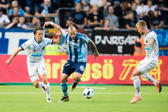 Djurgårdens Magnus Eriksson (m) i kamp om bollen med