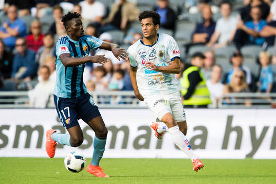 Djurgårdens Michael Olunga i kamp om bollen med Gefles