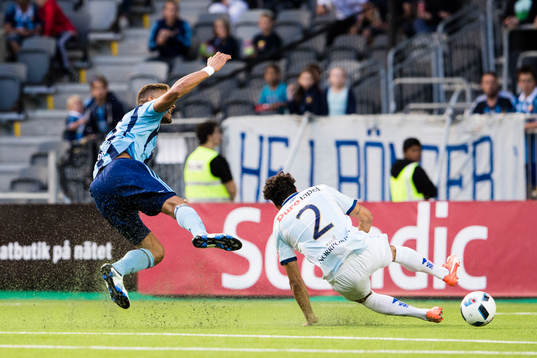 Gefles Joshua Nadeau stoppar Djurgårdens Mathias Ranegie i