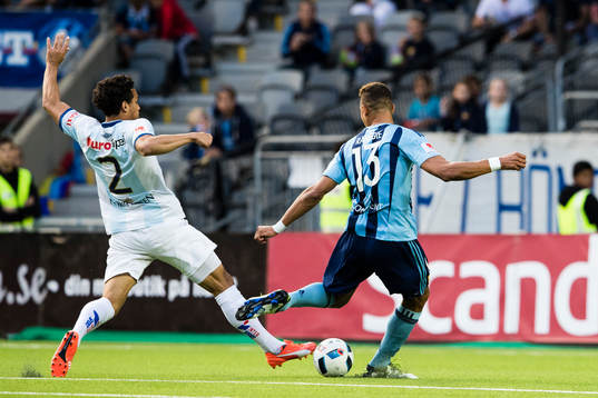 Gefles Joshua Nadeau stoppar Djurgårdens Mathias Ranegie i