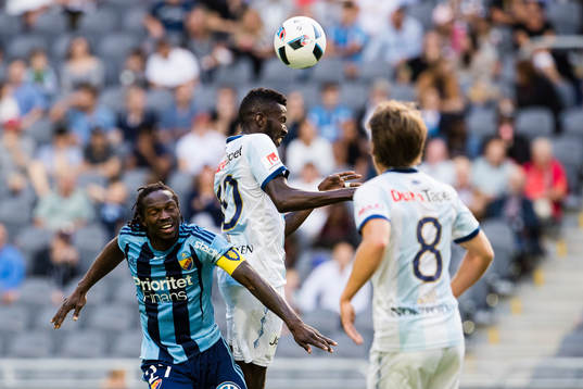 Djurgårdens Kebba Ceesay i en nickduell med Gefles Dioh