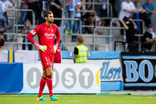 Djurgårdens målvakt Andreas Isaksson deppar