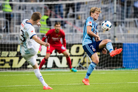 Gefles Johan Bertilsson med ett skott förbi Djurgårdens
