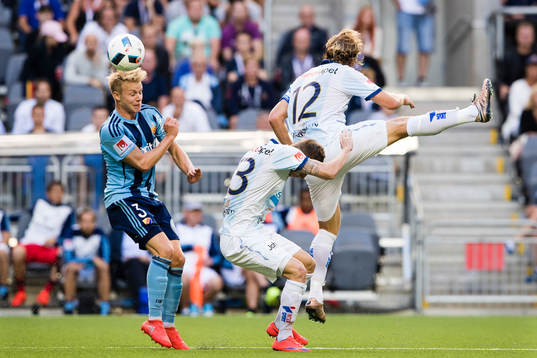 Djurgårdens Elliot Käck i kamp om bollen med Gefles Johan