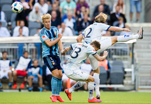 Djurgårdens Elliot Käck i kamp om bollen med Gefles Johan