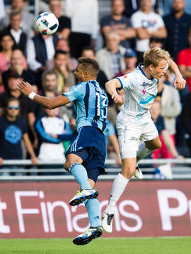 Djurgårdens Mathias Ranegie i en nickduell med Gefles