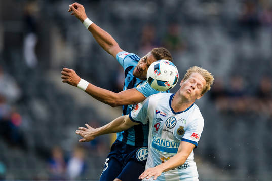 Djurgårdens Mathias Ranegie i en nickduell med Gefles