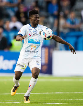 Gefles Kwame Bonsu med bollen