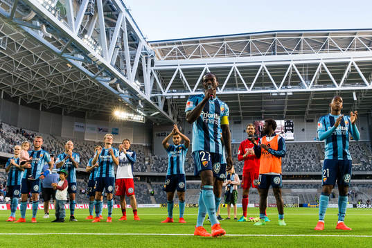 Djurgårdens Kebba Ceesay jublar med sina medspelare och