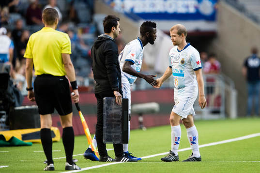 Gefles Dioh Williams gör ett byte med Jonas Lantto