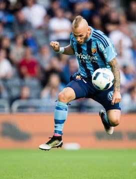 Djurgårdens Magnus Eriksson med bollen