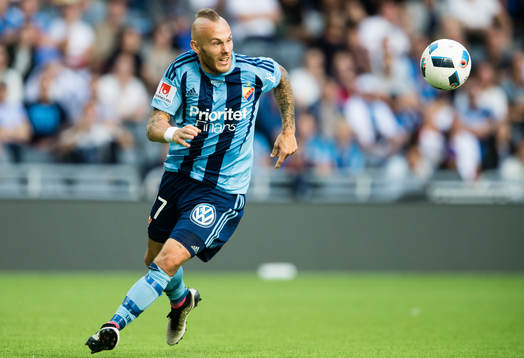 Djurgårdens Magnus Eriksson med bollen