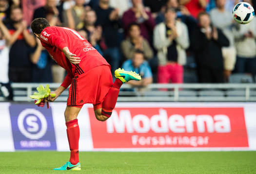 Djurgårdens målvakt Andreas Isaksson klackar bollen