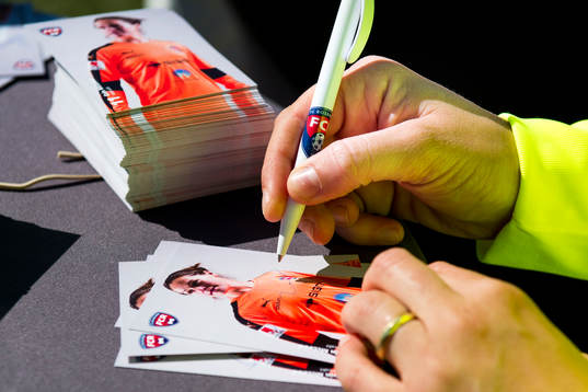 FC Rosengårds målvakt Sofia Lundgren skriver autografer