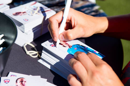 FC Rosengårds målvakt Sofia Lundgren skriver autografer