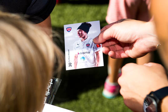 FC Rosengårds målvakt Sofia Lundgren skriver autografer