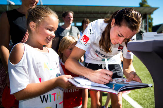 Rosengårds Lotta Schelin skriver autografer
