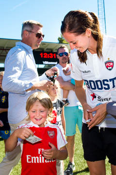 Rosengårds Lotta Schelin skriver autografer