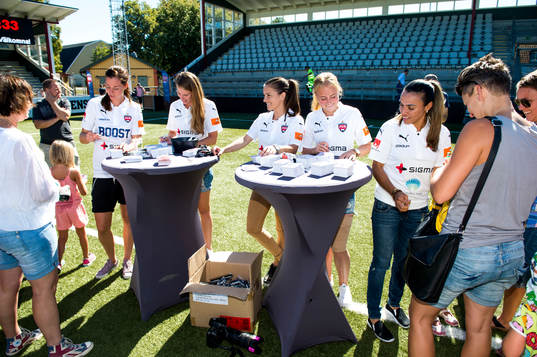 Rosengårds spelare skriver autografer