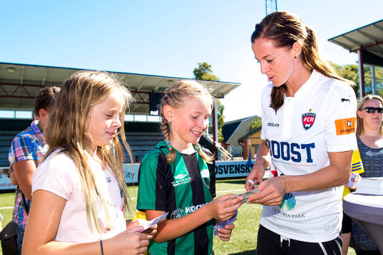 Rosengårds Lotta Schelin skriver autografer