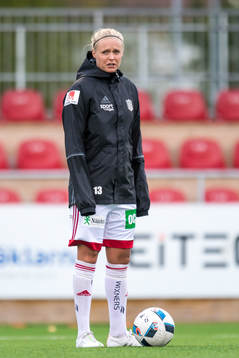 Piteås målvakt Hilda Carlén på uppvärmningen