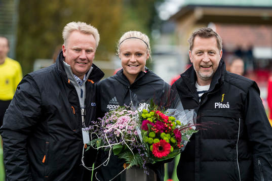 Piteås målvakt Hilda Carlén får blommor av Piteås IF