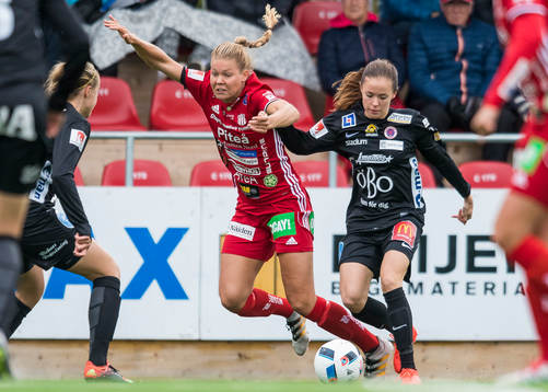 Örebros Elin Johansson tacklar omkull Piteås Nina