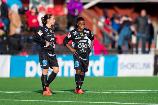 Örebros Elin Johansson (v) och Ogonna Chukwudi (h) deppar