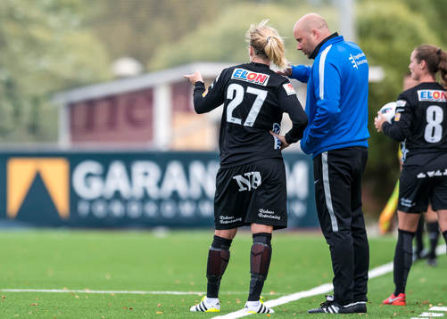 Örebros Lisa Dahlkvist pratar med tränare Martin Skogman