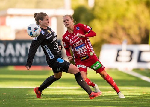 Piteås Lotta Ökvist får förbi Örebros Michelle de Jongh