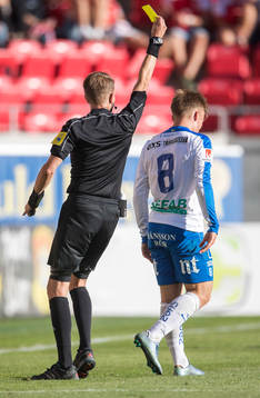 Norrköpings Nicklas Bärkroth blir varnad av domaren Johan